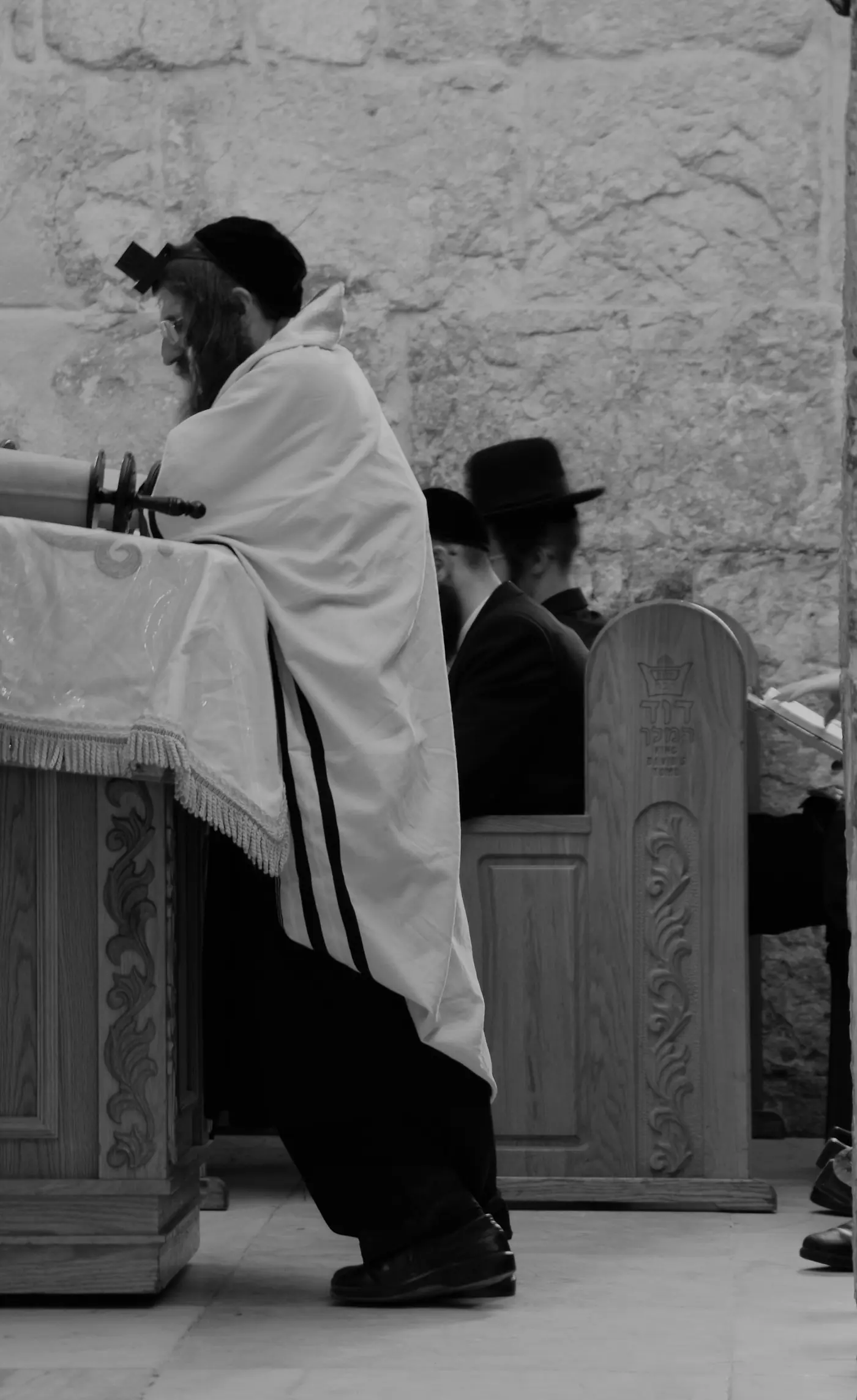 יהודי מתפלל ליד הכותל