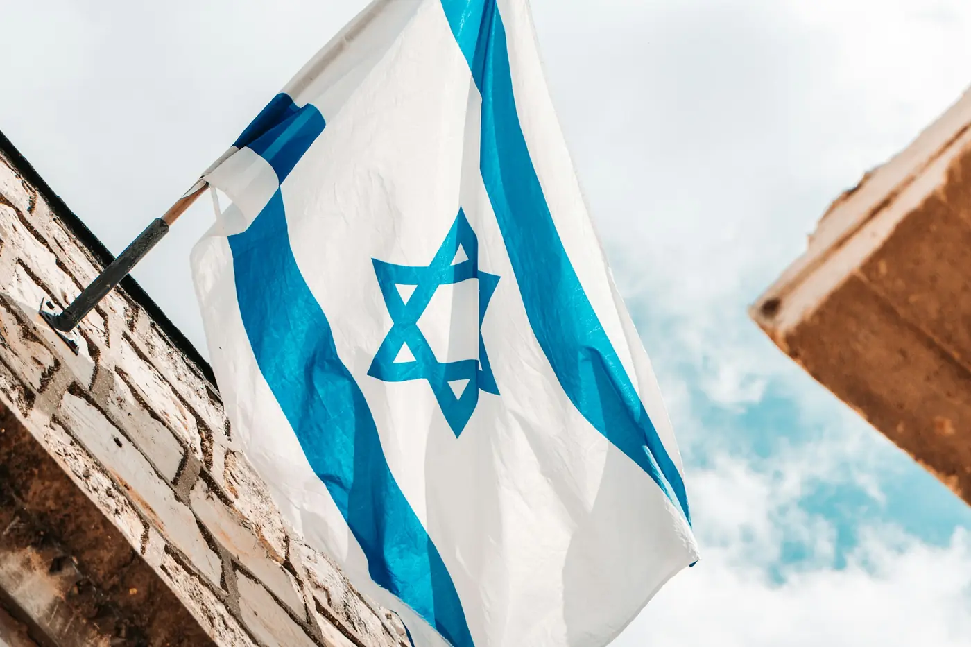 דגל ישראל על רקע אבני ירושלים