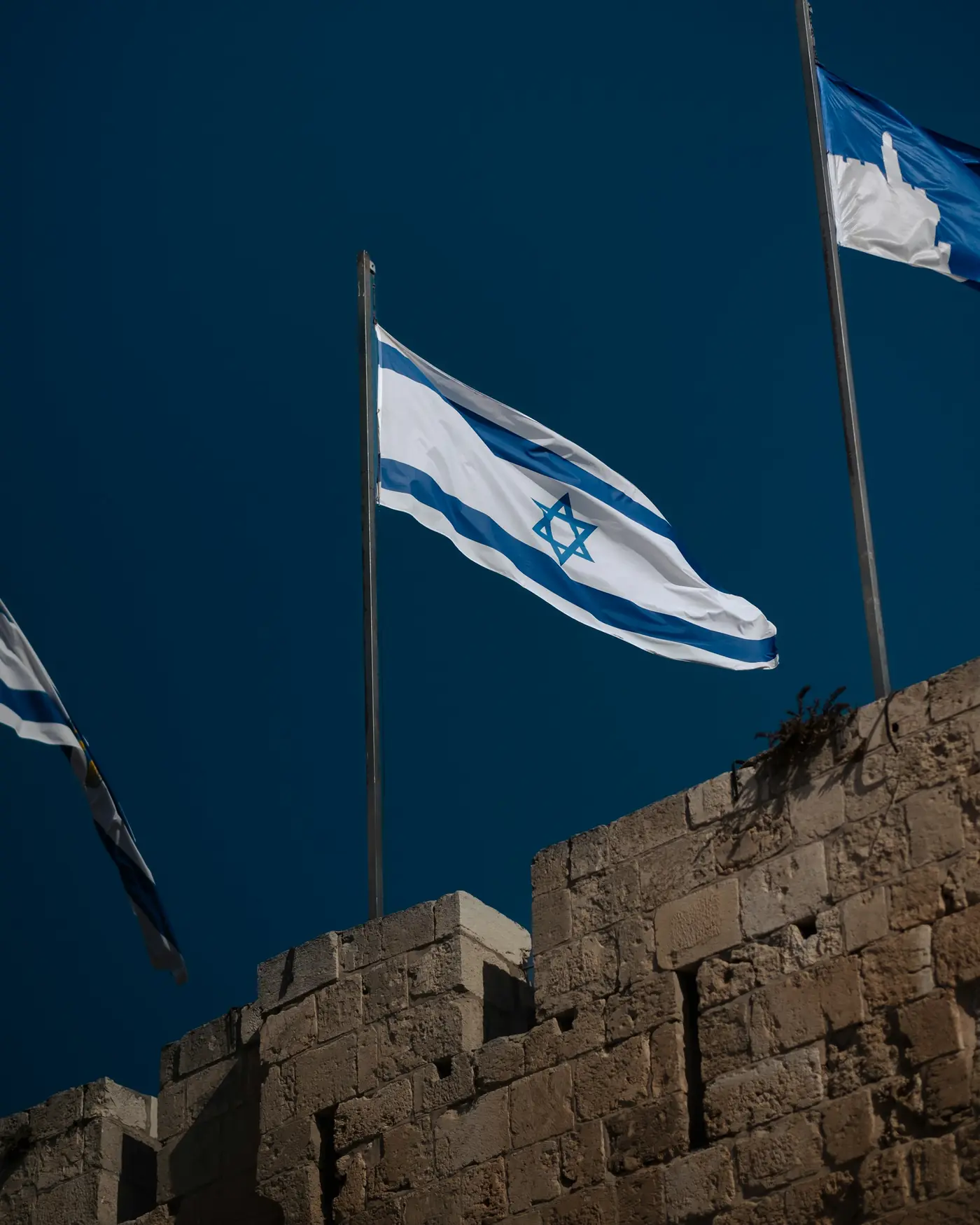 דגלי ישראל וירושלים בשמי לילה