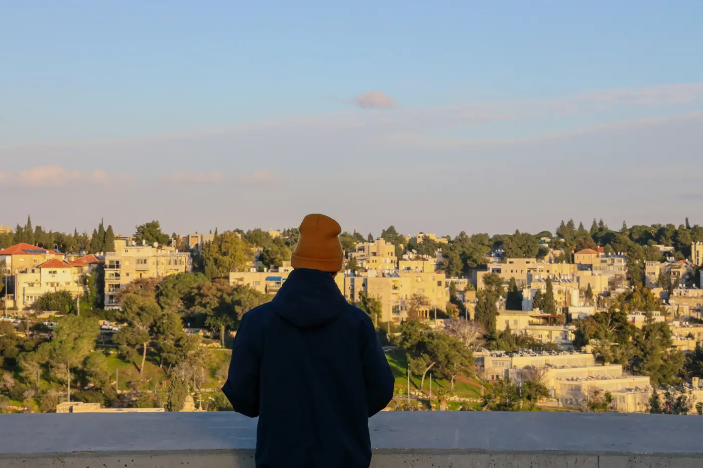 אדם משקיף על ירושלים