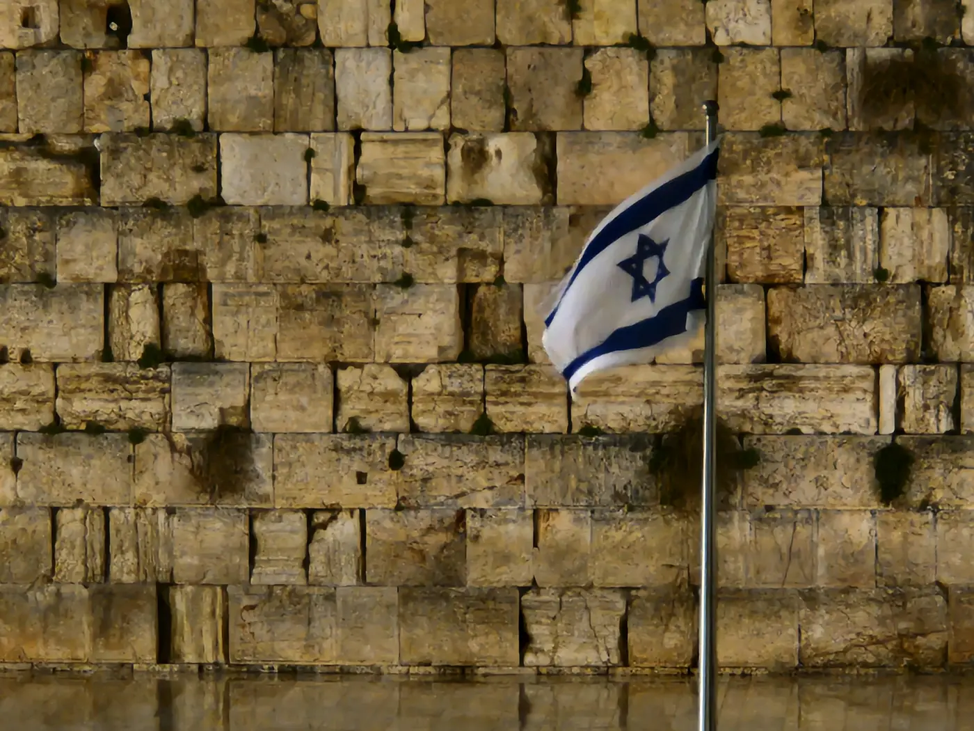 דגל ישראל מתנופף מול אבני הכותל המערבי
